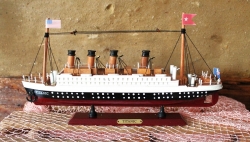 Schiffsmodell der Titanic ca. 35 x 17 x 5 cm